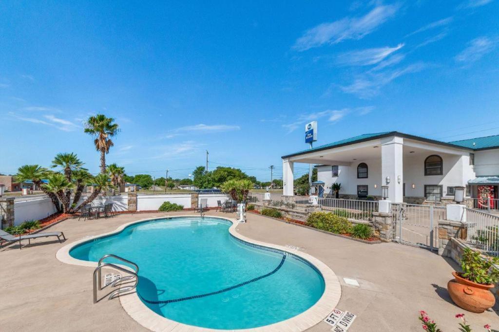 Best Western George West Executive Inn Exterior photo
